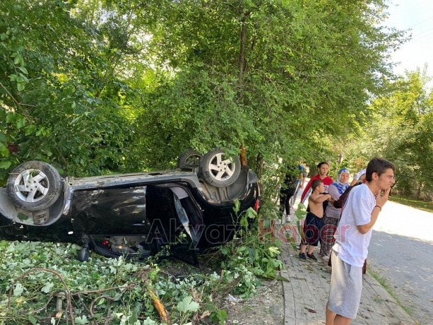 Takla atan otomobildeki 6 kişi yaralandı