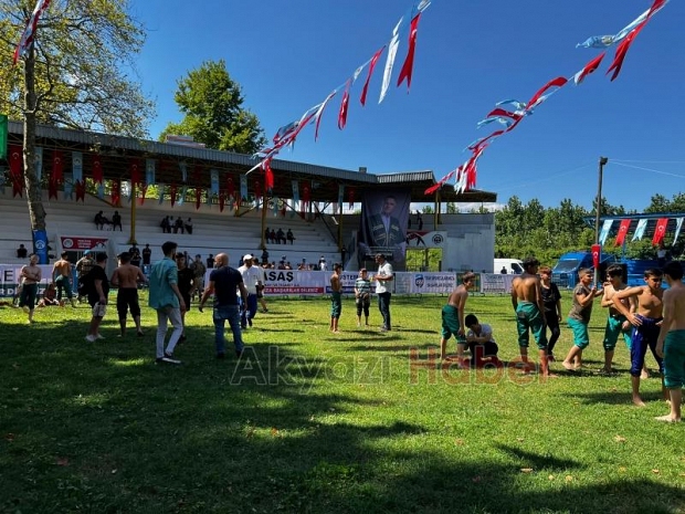 Tarihi Akbalık Yağlı Güreşleri başladı