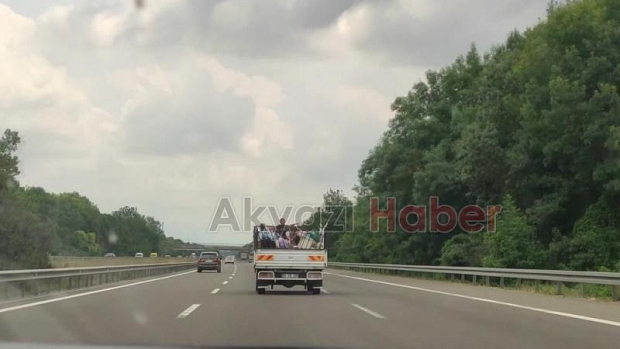 Kamyonet kasasında çocukların tehlikeli eğlencesi