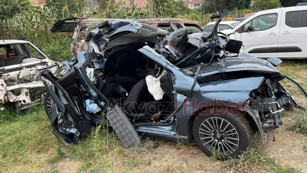 Tırın biçtiği otomobilde ölen 3 kişinin cenazeleri İstanbul’a gönderildi