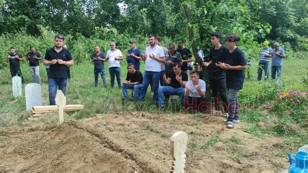 Nişanlısının gözleri önünde boğulan gence son görev