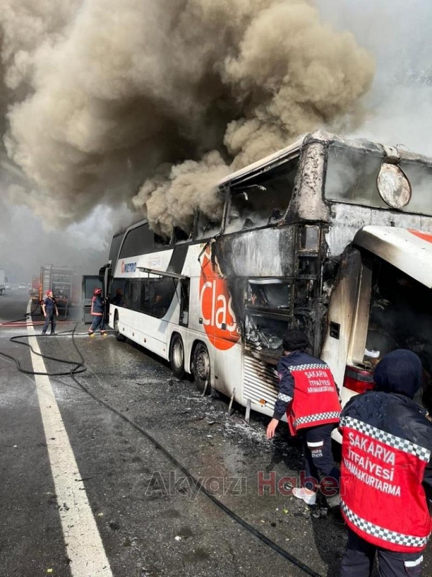 74 yolcusu olan çift katlı otobüs alev alev yandı