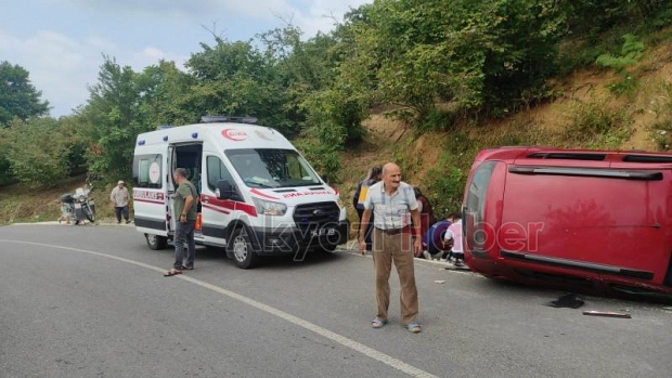 Kontrolden çıkan otomobil yan yattı: 3 yaralı