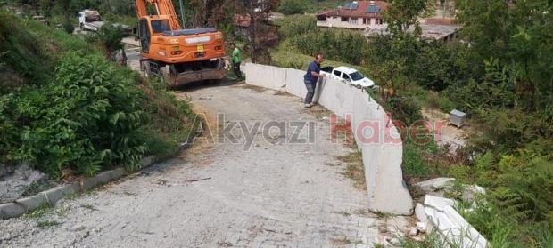 Akyazı'da iki aracın uçtuğu mezarlıkta bariyerli önlem