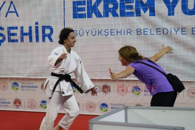 Akyazılı judoculardan Zafer Kupası'na çııkarma!