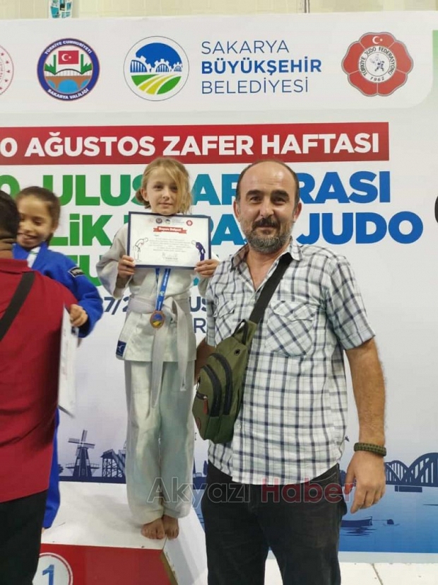 Akyazılı judoculardan Zafer Kupası'na çııkarma!