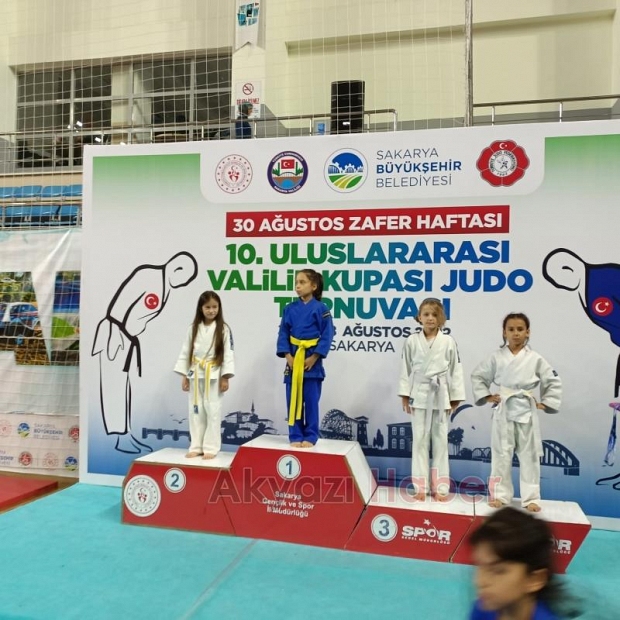 Akyazılı judoculardan Zafer Kupası'na çııkarma!