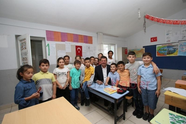  Akyazı’da yeni eğitim öğretim yılı çalan ilk ders zili ile başladı.