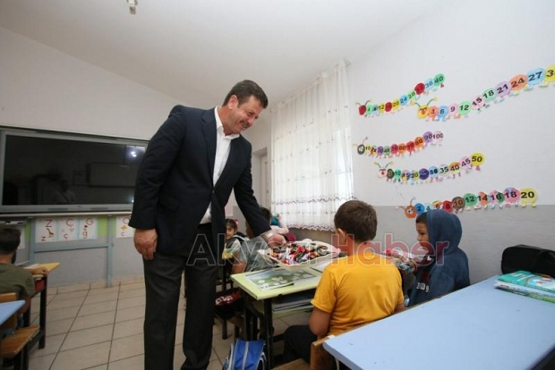  Akyazı’da yeni eğitim öğretim yılı çalan ilk ders zili ile başladı.