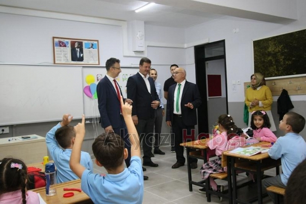  Akyazı’da yeni eğitim öğretim yılı çalan ilk ders zili ile başladı.