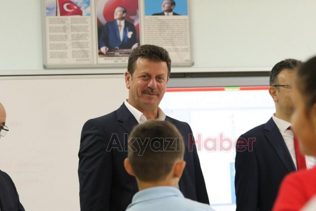  Akyazı’da yeni eğitim öğretim yılı çalan ilk ders zili ile başladı.
