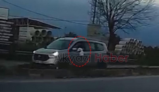 Çöp dolu poşeti yola atarken görüntülendi