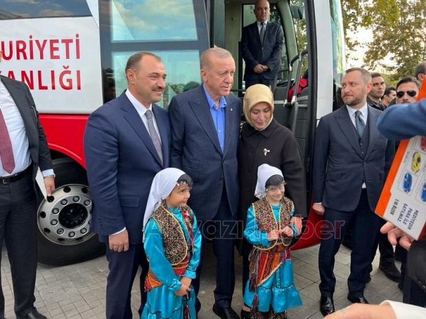 Akyazılı öğrenciler Erdoğan'ı karşıladı