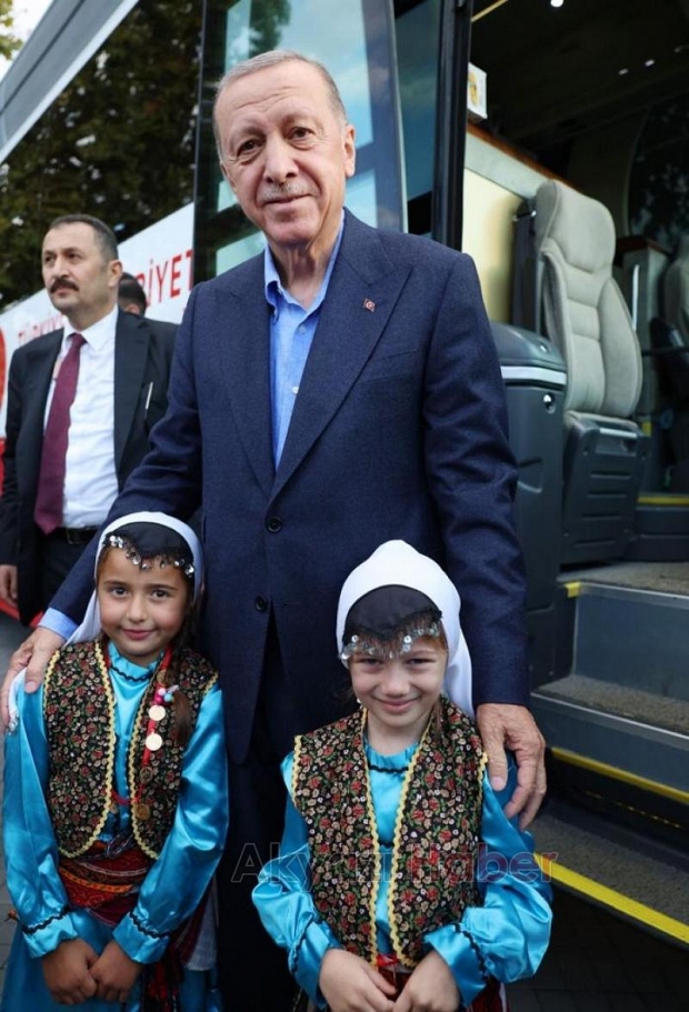 Akyazılı öğrenciler Erdoğan'ı karşıladı
