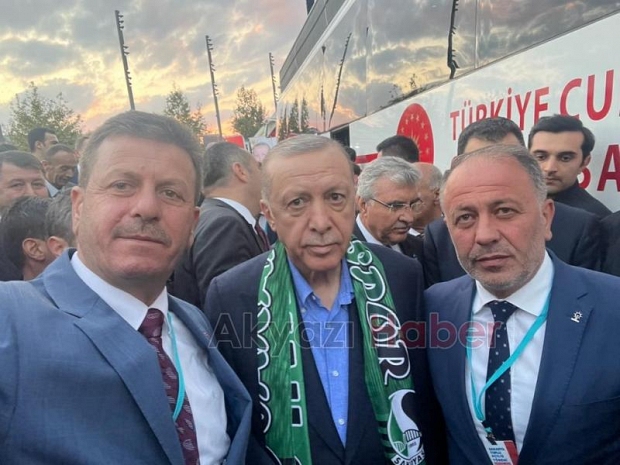 Akyazılı öğrenciler Erdoğan'ı karşıladı