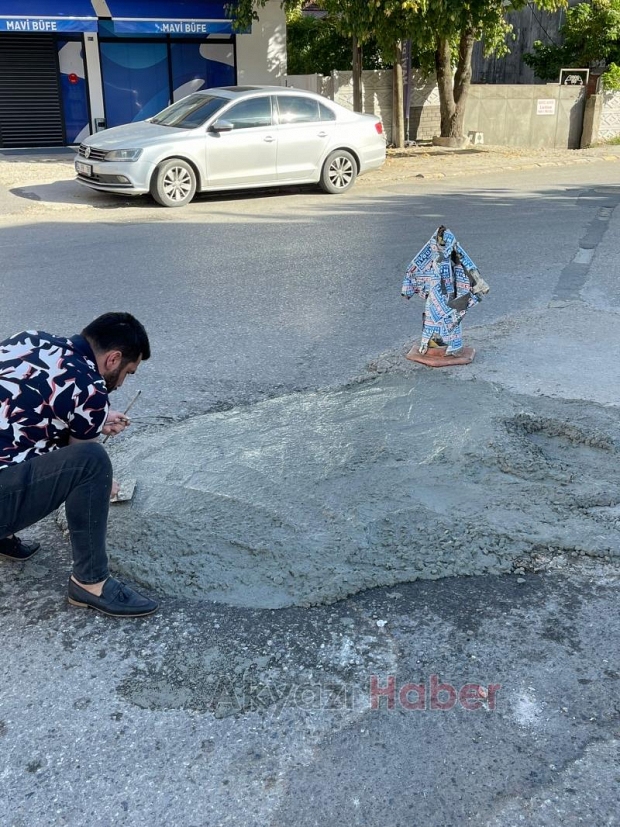 Caddedeki çukuru vatandaş kapattı