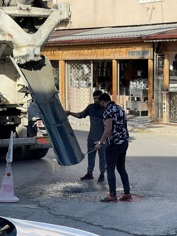 Caddedeki çukuru vatandaş kapattı
