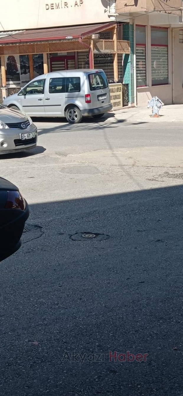 Caddedeki çukuru vatandaş kapattı