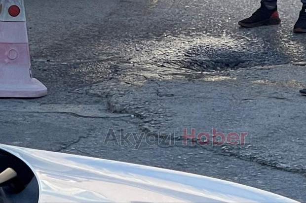 Caddedeki çukuru vatandaş kapattı