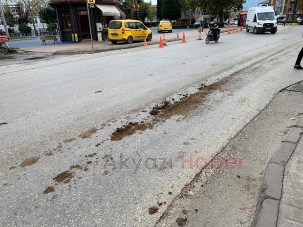 Caddeye gübre döke döke gitti, kokudan durulamadı