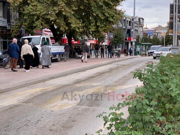 Caddeye gübre döke döke gitti, kokudan durulamadı