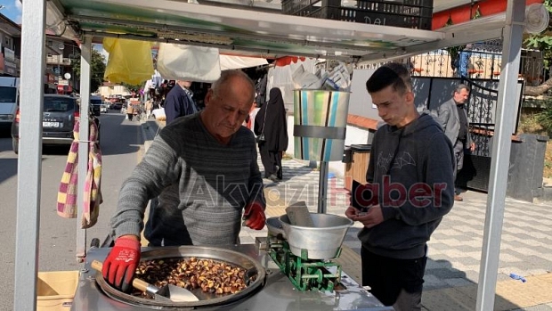 36 yıldır Akyazı'da kestane satıyor