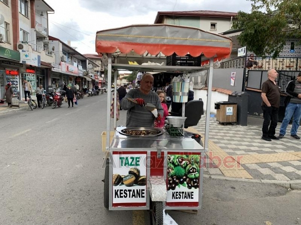 36 yıldır Akyazı'da kestane satıyor