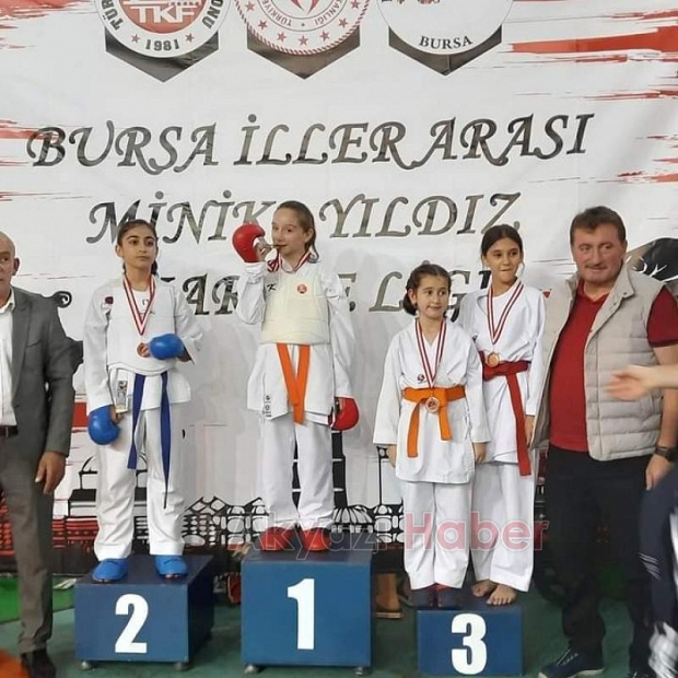 Akyazılı karateciler turnuvaya damga vurdu