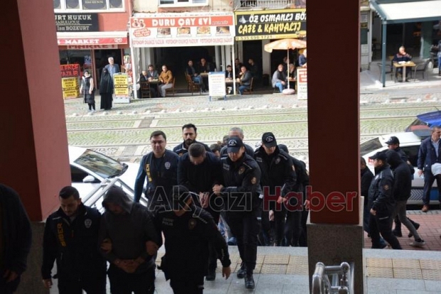 Prefabrik ev dolandırıcıları adliyeye sevk edildi