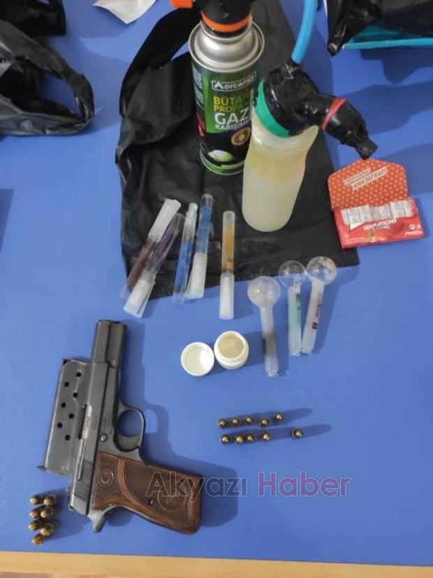 Polis uygulamada silah ve uyuşturucu ele geçirdi