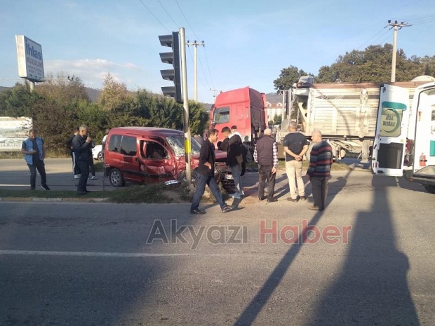 Akyazı'da kaza: İki yaralı