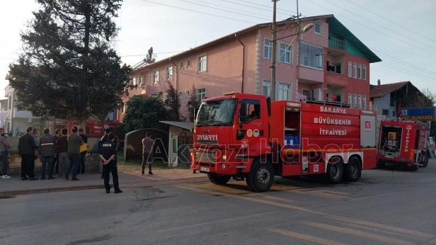 Akyazı'da çatı yangını