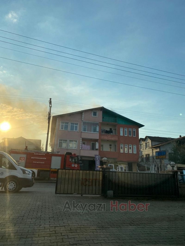 Akyazı'da çatı yangını
