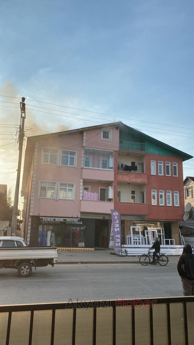 Akyazı'da çatı yangını