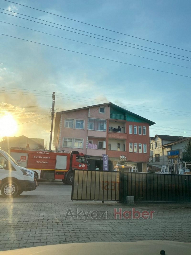 Akyazı'da çatı yangını