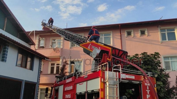 Akyazı'da çatı yangını