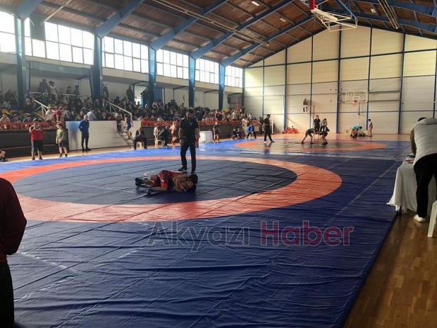 Akyazı’da Güreş Cumhuriyet Kupası Müsabakaları Nefesleri kesti
