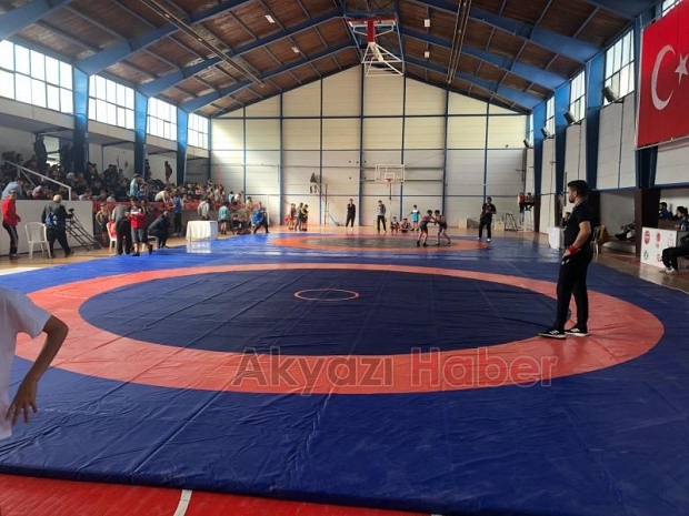 Akyazı’da Güreş Cumhuriyet Kupası Müsabakaları Nefesleri kesti