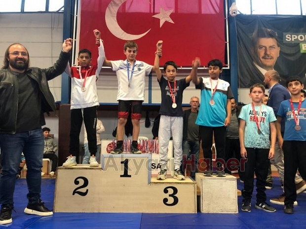 Akyazı’da Güreş Cumhuriyet Kupası Müsabakaları Nefesleri kesti