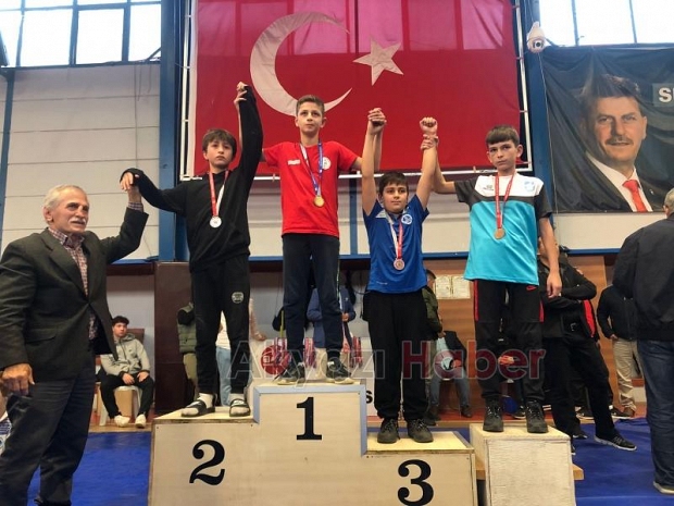Akyazı’da Güreş Cumhuriyet Kupası Müsabakaları Nefesleri kesti