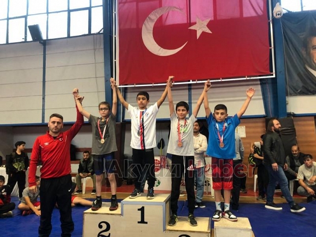 Akyazı’da Güreş Cumhuriyet Kupası Müsabakaları Nefesleri kesti