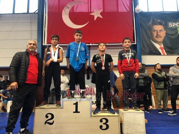 Akyazı’da Güreş Cumhuriyet Kupası Müsabakaları Nefesleri kesti