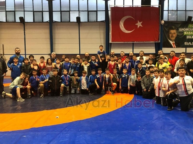 Akyazı’da Güreş Cumhuriyet Kupası Müsabakaları Nefesleri kesti
