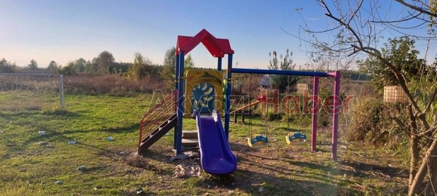 Akyazı'da belediyeye bakımsız park tepkisi