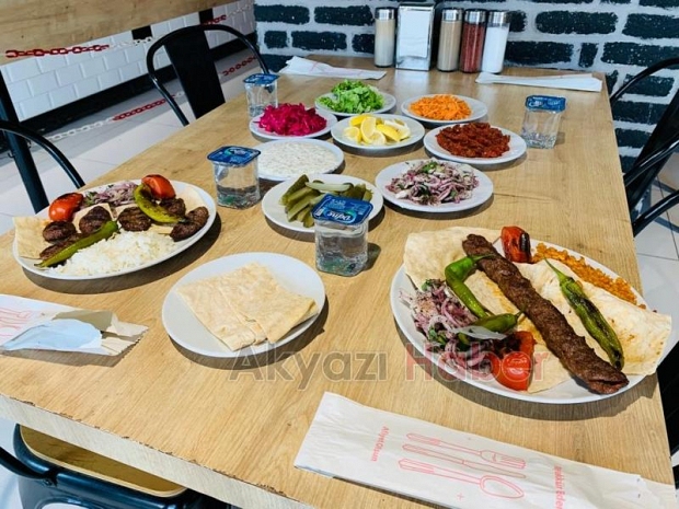 Akyazı Restoran'da Şölen, Ziyafet, Şenlik!