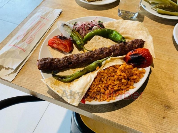 Akyazı Restoran'da Şölen, Ziyafet, Şenlik!