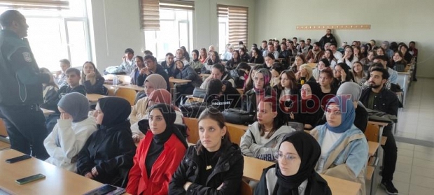 Akyazı'da üniversitelilere uyuşturucuyla mücadele söyleşisi