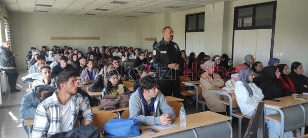 Akyazı'da üniversitelilere uyuşturucuyla mücadele söyleşisi