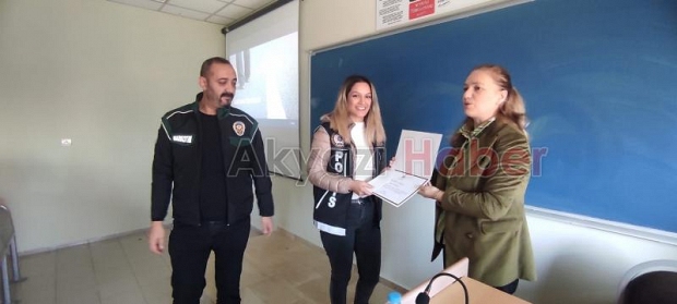 Akyazı'da üniversitelilere uyuşturucuyla mücadele söyleşisi