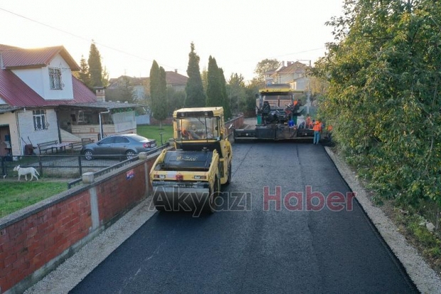 Akyazı’da asfalt atağı sürüyor